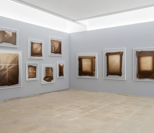 Anatomia del vedere: la mostra di Sophie Calle al Musée Picasso di Parigi Sophie Calle, veduta della mostra à toi de fair. Ma mignonne presso il Musée Picasso di Parigi dal 3 ottobre 2023 al 7 gennaio 2024. Courtesy Perrotin, 2023.