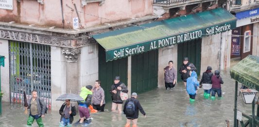 Stratificazioni Visive: Rivus Altus Cronorama di Max Farina al Fondaco dei Tedeschi di Venezia