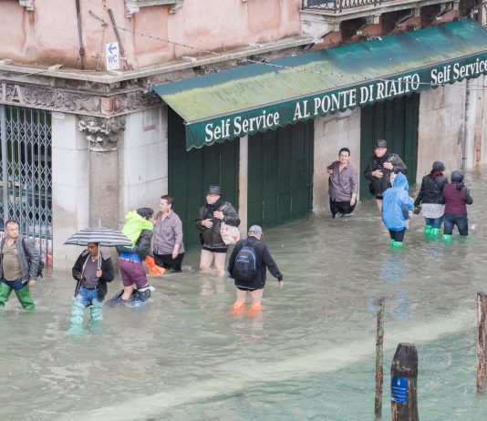 Stratificazioni Visive: Rivus Altus Cronorama di Max Farina al Fondaco dei Tedeschi di Venezia