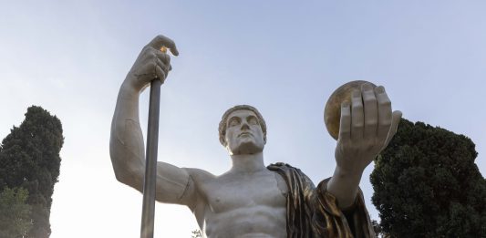 A Roma è stata ricostruita la Statua colossale di Costantino Statua Colossale di Costantino, ricostruita nel giardino di Villa Caffarelli, Roma