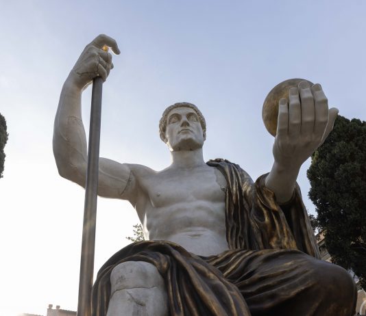 A Roma è stata ricostruita la Statua colossale di Costantino Statua Colossale di Costantino, ricostruita nel giardino di Villa Caffarelli, Roma