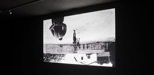 LA VORÁGINE: la mostra di Santiago Sierra è uno schiaffo al neoliberismo