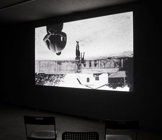 LA VORÁGINE: la mostra di Santiago Sierra è uno schiaffo al neoliberismo