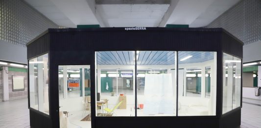 Milano, spazioSERRA in affitto. Ma è l’opera d’arte di Zeroscena e Silvia Francis Berry Zeroscena, Silvia Francis Berry, AFFITTASI LUMINOSISSIMO BILOCALE, spazioSERRA, Milano, 2024