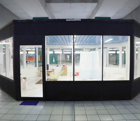Milano, spazioSERRA in affitto. Ma è l’opera d’arte di Zeroscena e Silvia Francis Berry Zeroscena, Silvia Francis Berry, AFFITTASI LUMINOSISSIMO BILOCALE, spazioSERRA, Milano, 2024