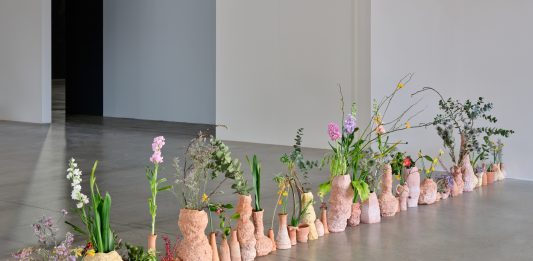 Sorelle, falene e fiammelle: la formula magica di Chiara Camoni all’HangarBicocca di Milano