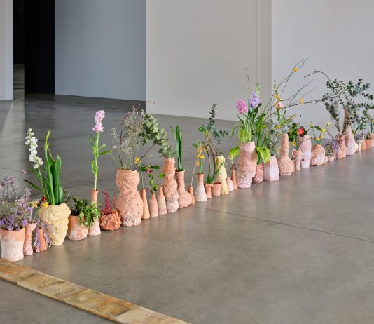 Sorelle, falene e fiammelle: la formula magica di Chiara Camoni all’HangarBicocca di Milano