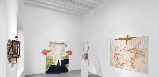 La rivincita delle eroine di Amy Bravo in mostra alla Galleria Poggiali di Milano Amy Bravo, veduta della mostra, Galleria Poggiali Milano, 2024 Courtesy the Artist; Galleria Poggiali Ph. Andrea Rossetti / Héctor Chico