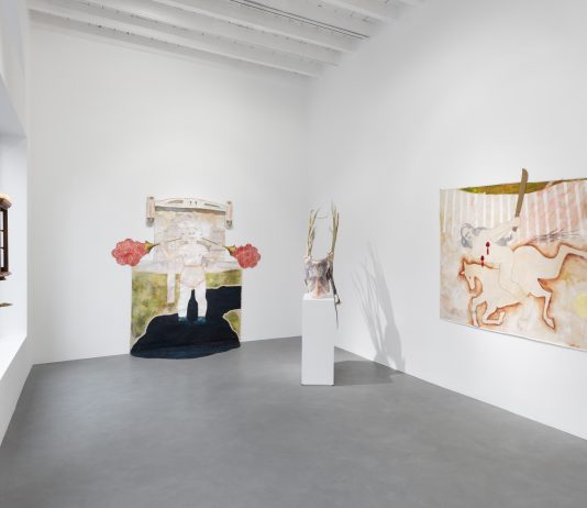 La rivincita delle eroine di Amy Bravo in mostra alla Galleria Poggiali di Milano Amy Bravo, veduta della mostra, Galleria Poggiali Milano, 2024 Courtesy the Artist; Galleria Poggiali Ph. Andrea Rossetti / Héctor Chico