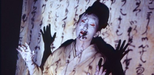 Bologna Art Week: ultimo giorno, ultima mappa, alla ricerca di contatto Yumi Karasumaru, 'Breve storia del Giappone in tre quadri e 93 parole', performance. Courtesy L’ARIETE artecontemporanea