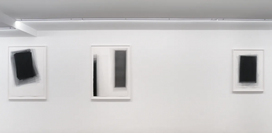 Di corpi alienati, bunker e acquerelli: la mostra di Joachim Bandau a Parigi Galerie Maubert, Le Ruisseau Noir, gallery view, 2024, Photo credits Teresa Ranchino