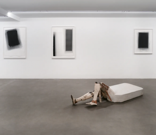 Di corpi alienati, bunker e acquerelli: la mostra di Joachim Bandau a Parigi Galerie Maubert, Le Ruisseau Noir, gallery view, 2024, Photo credits Teresa Ranchino