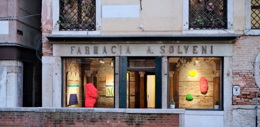 Melancholic dreams: 9 artisti internazionali in una storica farmacia veneziana