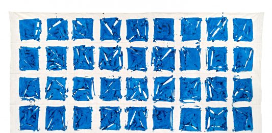 Tra le pieghe del blu: riscoprire Simon Hantai alla Galleria Gagosian di Roma