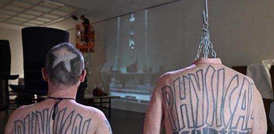 La pelle tatuata di Wolfgang Flatz è stata acquistata da un collezionista (che la riceverà dopo la morte)