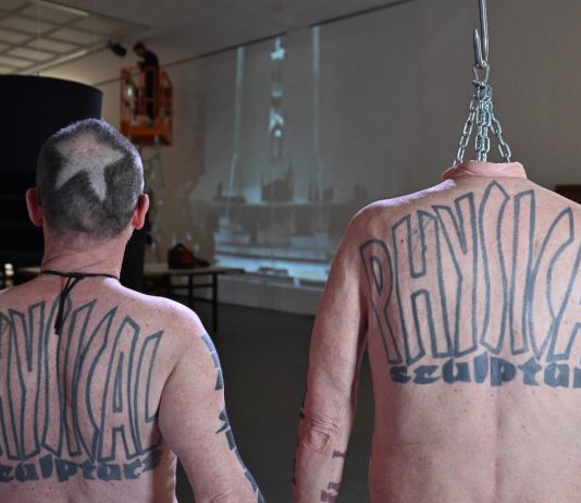 La pelle tatuata di Wolfgang Flatz è stata acquistata da un collezionista (che la riceverà dopo la morte)