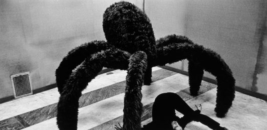 Tre domande sull’arte di Pino Pascali, nell’ultimo volume di Marco Tonelli Pino Pascali con la sua Vedova Blu (1965) in una foto di Claudio Abate. Courtesy: Archivio Claudio Abate, Roma