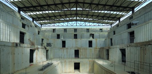 Anselm Kiefer, per un’arte al di là del bene e del male: intervista a Vincenzo Trione Amphithéâtre (Anfiteatro), piombo e tecnica mista. Dimensioni dell’edificio: 610 × 2580 × 950 cm, 1999-2002. Eschaton Kunststiftung, La Ribaute, Barjac. Foto di Charles Duprat.