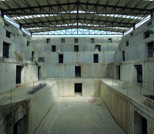 Anselm Kiefer, per un’arte al di là del bene e del male: intervista a Vincenzo Trione Amphithéâtre (Anfiteatro), piombo e tecnica mista. Dimensioni dell’edificio: 610 × 2580 × 950 cm, 1999-2002. Eschaton Kunststiftung, La Ribaute, Barjac. Foto di Charles Duprat.