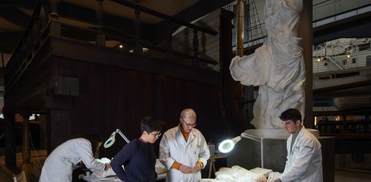 A Milano un gesso della Nike di Samotracia è stato restaurato con un approccio innovativo Un’immagine del restauro del calco in gesso della Nike di Samotracia. Courtesy: Elena Galimberti