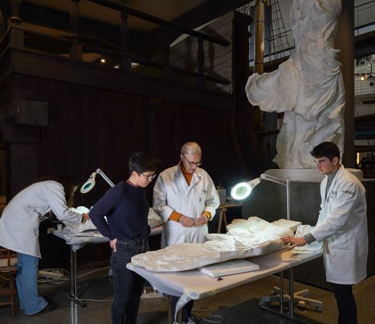 A Milano un gesso della Nike di Samotracia è stato restaurato con un approccio innovativo Un’immagine del restauro del calco in gesso della Nike di Samotracia. Courtesy: Elena Galimberti