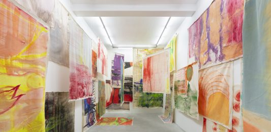 Totalmente libera Vivian Suter, onirica e fiabesca Elene Chantladze: una doppia personale a Milano