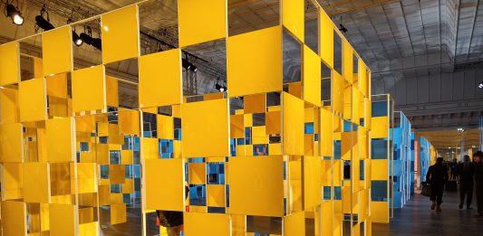 Carta bianca a Daniel Buren: le sue sfavillanti geometrie al Bon Marché di Parigi Daniel Buren, Aux Beaux Carrés, Le Bon Marché Rive Gauche, Parigi