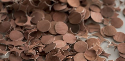 Corpi come coriandoli: la performance di Nicola Rossini da SpazioSERRA, Milano