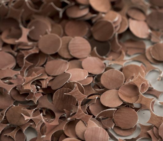 Corpi come coriandoli: la performance di Nicola Rossini da SpazioSERRA, Milano