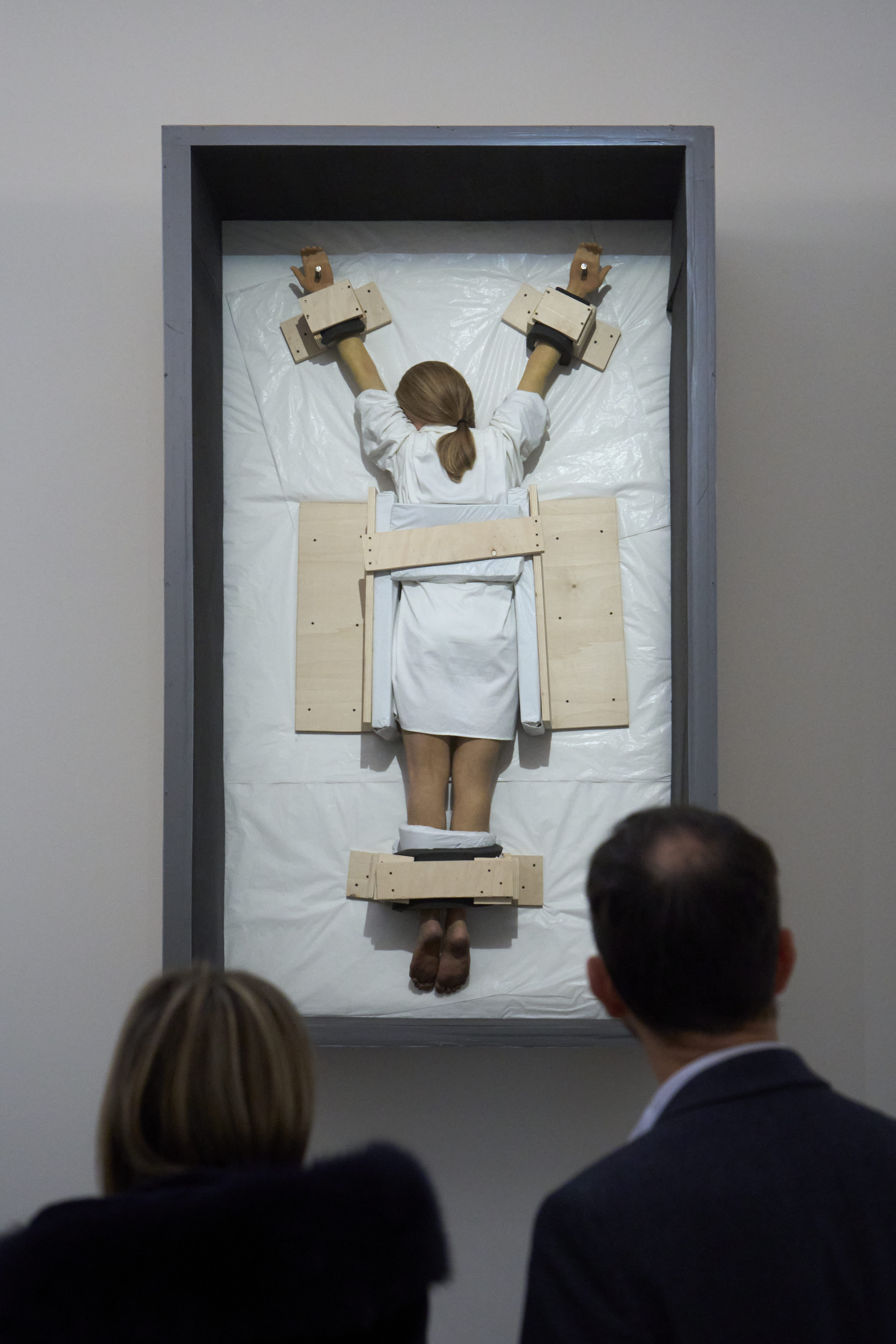 Maurizio Cattelan, *Sans titre*, 2007 Résine, vêtements, cheveux humains, tissu d’emballage, bois, vis et ancre en bois, 235 × 137 × 47 cm Collection particulière Copyright : Courtesy de la Maurizio Cattelan’s Archive / Photo : © Centre Pompidou-Metz / Marc Domage / 2023 / Exposition Lacan, l’exposition. Quand l’art rencontre la psychanalyse