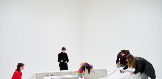 Partecipare per creare: la mostra di Yoko Ono alla Tate Modern di Londra Yoko Ono, Add Colour (Refugee Boat), concept 1960, veduta della mostra YOKO ONO: MUSIC OF THE MIND, Tate Modern, Londra, 2024. Photo © Tate (Lucy Green)