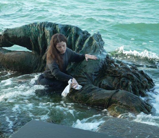 La cura della memoria, nell’opera di Edith Dekyndt al Teatrino di Palazzo Grassi, Venezia