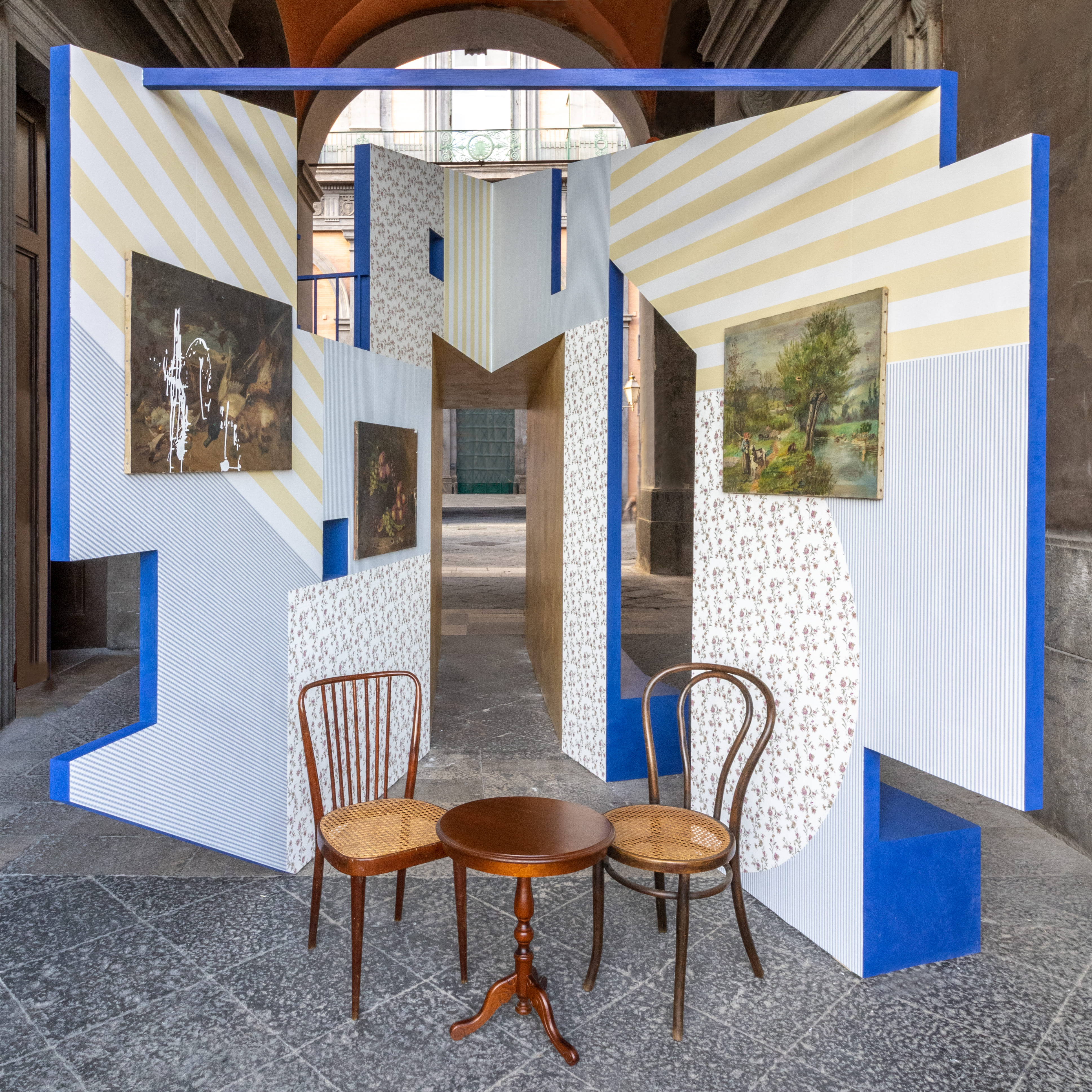 La stanza triangolare davanti alla finestra del Palazzo Reale di Napoli. Il salottino napoletano, 2023