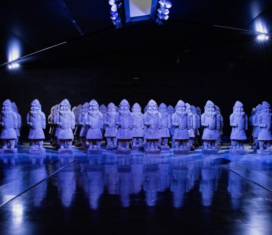 Estinguersi con ironia: il progetto di Max Papeschi fa tappa all’aeroporto di Malpensa Max Papeschi, Extinction Chapter one, veduta dell'installazione, Aeroporto Milano Malpensa