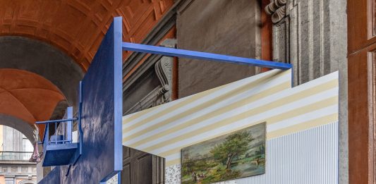 I Panorami Apocrifi di Cherubino Gambardella, a Palazzo Reale di Napoli La stanza triangolare davanti alla finestra del Palazzo Reale di Napoli. La camera a cielo aperto in prospettiva lunga dal basso, 2023