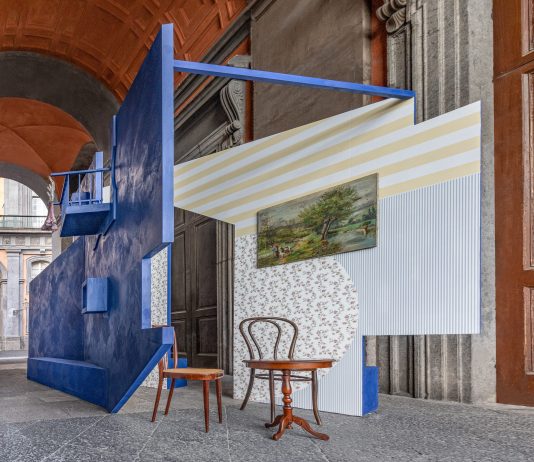 I Panorami Apocrifi di Cherubino Gambardella, a Palazzo Reale di Napoli La stanza triangolare davanti alla finestra del Palazzo Reale di Napoli. La camera a cielo aperto in prospettiva lunga dal basso, 2023