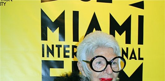 Addio a Iris Apfel, l’icona eccentrica della moda è morta a 102 anni iris apfel morta