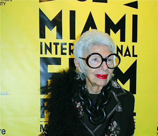 Addio a Iris Apfel, l’icona eccentrica della moda è morta a 102 anni iris apfel morta