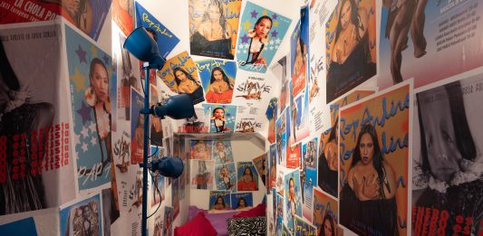 Riflessioni su un’istituzione culturale: 15 anni d’amore per Kunsthalle Lissabon Lettera d’amore, 2024. La Chola Poblete, El dormitorio del pop andino, 2023. Cartazes, alcatifa, almofadas, som, 5:17 min. Kunsthalle Lissabon, Lisboa. Curadoria Alberta Romano. Projecto expositivo Carlos Bártolo. Foto: Bruno Lopes