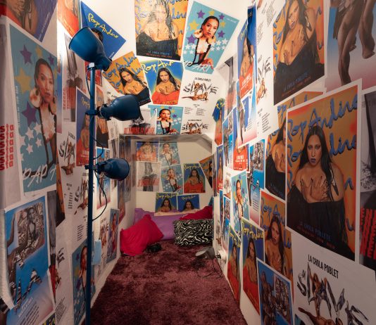 Riflessioni su un’istituzione culturale: 15 anni d’amore per Kunsthalle Lissabon Lettera d’amore, 2024. La Chola Poblete, El dormitorio del pop andino, 2023. Cartazes, alcatifa, almofadas, som, 5:17 min. Kunsthalle Lissabon, Lisboa. Curadoria Alberta Romano. Projecto expositivo Carlos Bártolo. Foto: Bruno Lopes