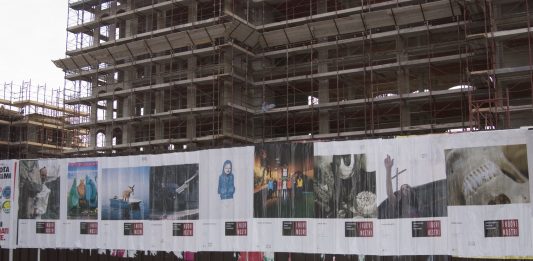 Italia 70: Fondazione Trussardi porta decine di artisti per le strade di Milano I Nuovi Mostri - Fondazione Nicola Trussardi, ph. Marco De Scalzi, 2004