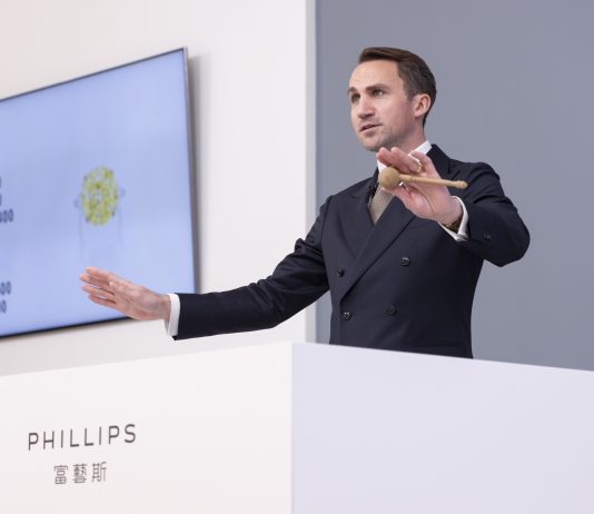 Hong Kong, da Phillips trionfano i diamanti colorati e i gioielli vintage phillips