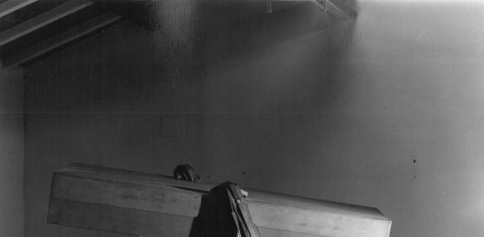 Mario Ceroli porta otto giganti dentro gli spazi della galleria Cardi di Milano