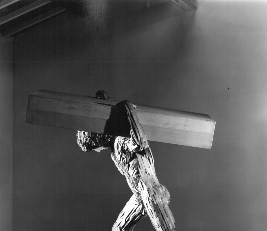 Mario Ceroli porta otto giganti dentro gli spazi della galleria Cardi di Milano