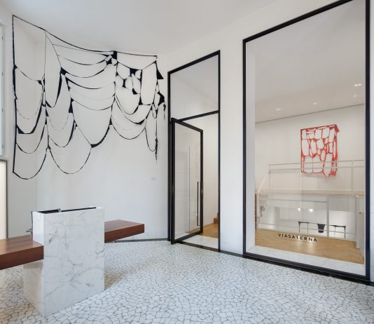 Marion Baruch: l’artista che denuncia le disparità sociali attraverso opere tessili