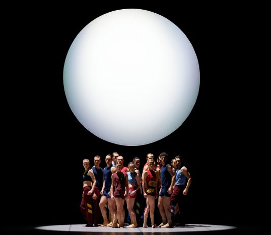 Aterballetto, la compagnia di danza che si ispira agli artisti contemporanei CCN Aterballetto, Rhapsody in blue, ph. Christophe Bernard