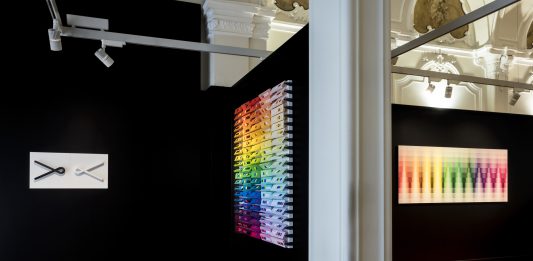 «ID è il giallo, LA è il rosso, ÈN è il blu»: la Cromofonetica di David Reimondo è in mostra a Torino