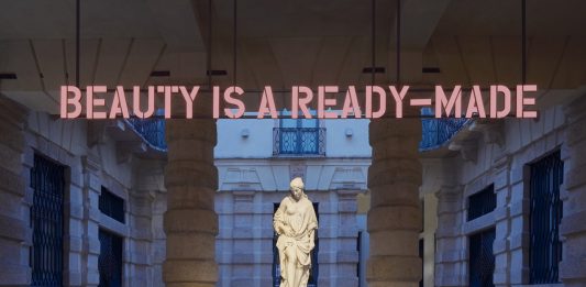 Claire Fontaine, la bellezza è (anche) un antidepressivo: la nuova opera a Verona Claire Fontaine (Collettivo - Parigi, 2004) Beauty is a ready made, 2024. Lettere a LED tridimensionali, struttura e supporto / Alessandro Puttinati, La Bagnante, 1846 Marmo di Carrara, Verona, Palazzo Maffei Casa Museo. Ph Andrea Pugiotto