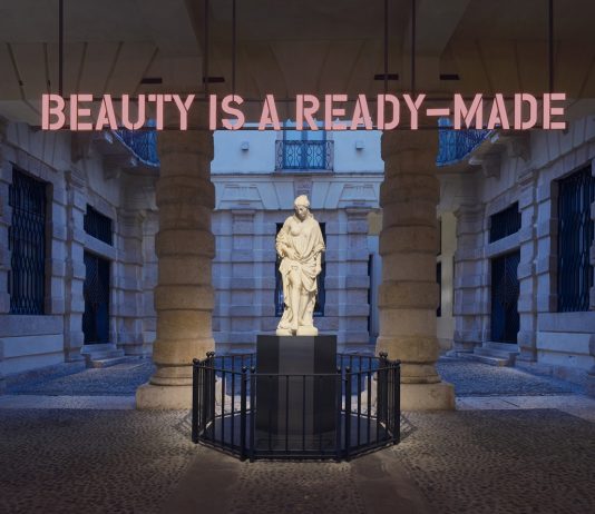 Claire Fontaine, la bellezza è (anche) un antidepressivo: la nuova opera a Verona Claire Fontaine (Collettivo - Parigi, 2004) Beauty is a ready made, 2024. Lettere a LED tridimensionali, struttura e supporto / Alessandro Puttinati, La Bagnante, 1846 Marmo di Carrara, Verona, Palazzo Maffei Casa Museo. Ph Andrea Pugiotto