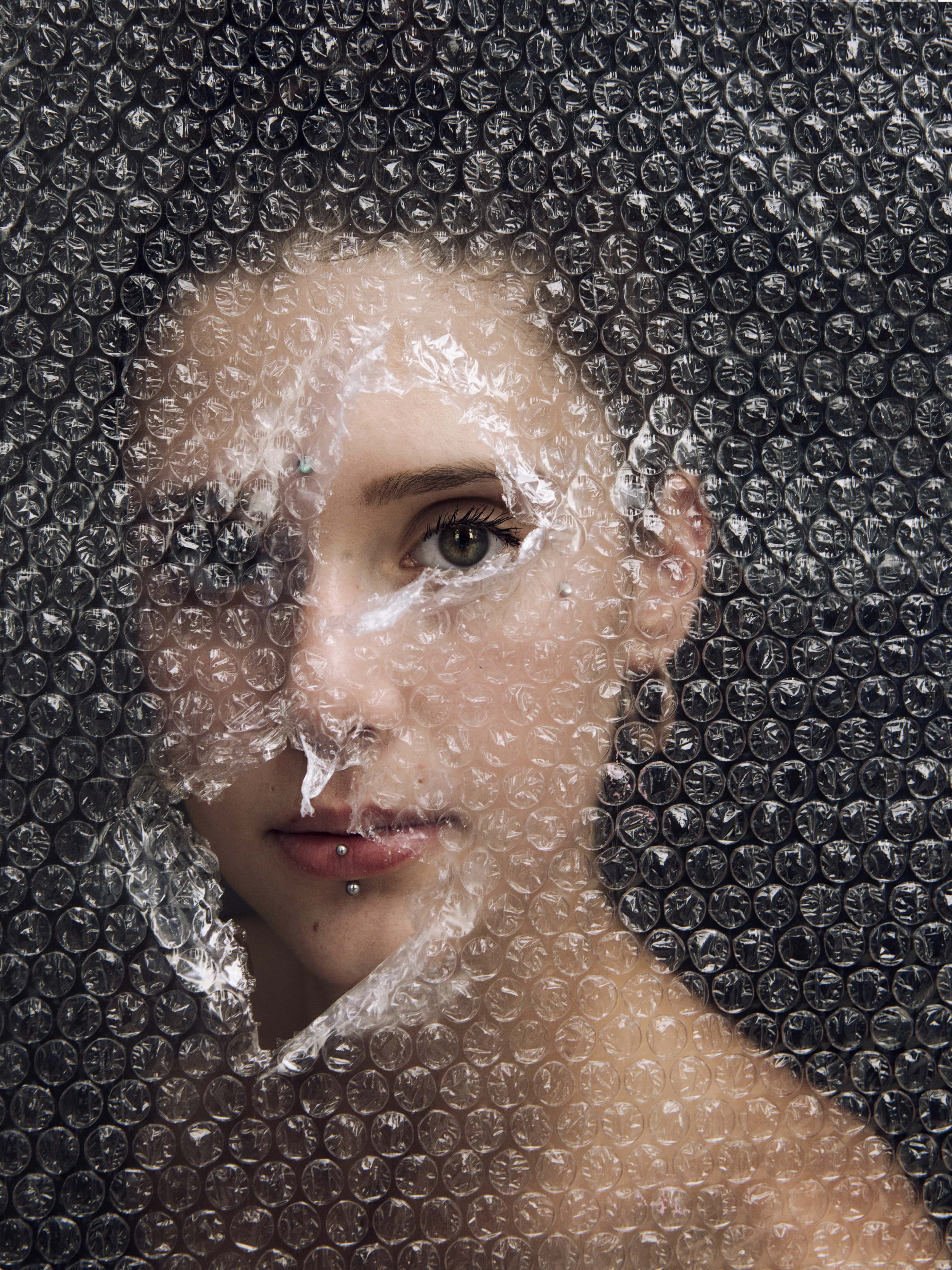 Titolo dell'opera; Favourite Innocence Anno di produzione; 2018 Tecnica utilizzata; Foto digitale in luce naturale con foglio di pluriball forato. Dimensioni; 50x67 cm